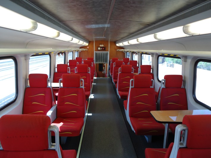 Imagine riding in a roomy, airy, well-lit Metra train. Then forget it because Metra is buying more of the same. By JHarrelson - Own work, CC BY-SA 3.0, https://commons.wikimedia.org/w/index.php?curid=15115233