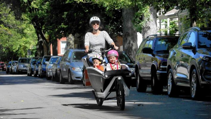 Cool and her daughters cycling in Chicago. Photo: Nancy Stone/Chicago Tribune