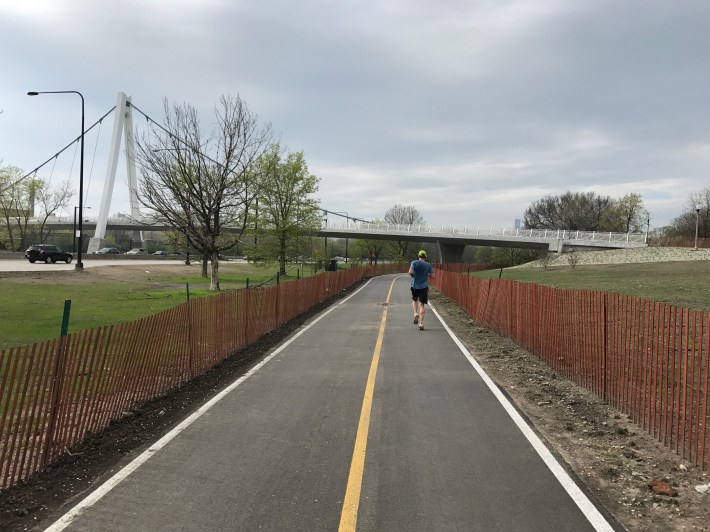 A new stretch of trail for cyclists, just south of the 35th Street bridge. Photo: John Greenfield