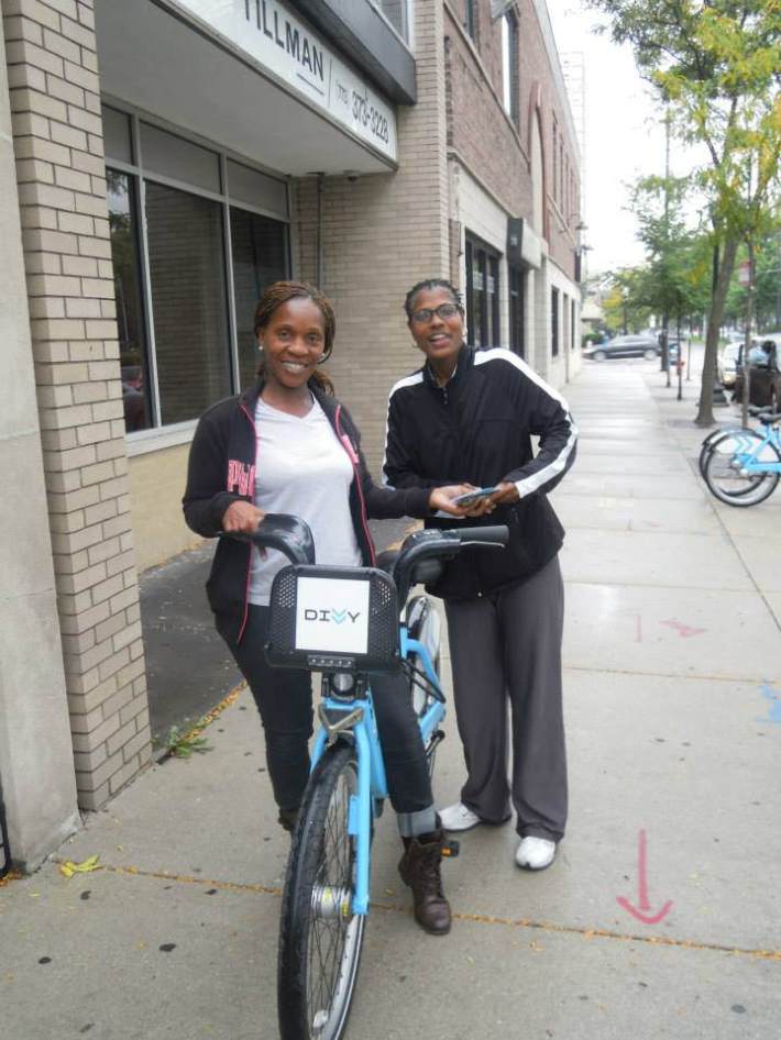 Residents check out a Divvy bike at a Go Bronzeville event. Photo: Go Bronzeville