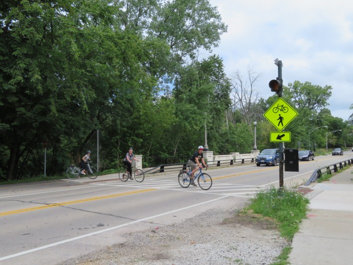 The existing signal at Forest Glen Avenue. Photo: Jeff Zoline