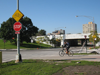 Currently motorists on east-west streets in Uptown have stop signs at Lakefront Trail intersections while path users have yield signs, which makes no sense. Photo: Hui Hwa Nam