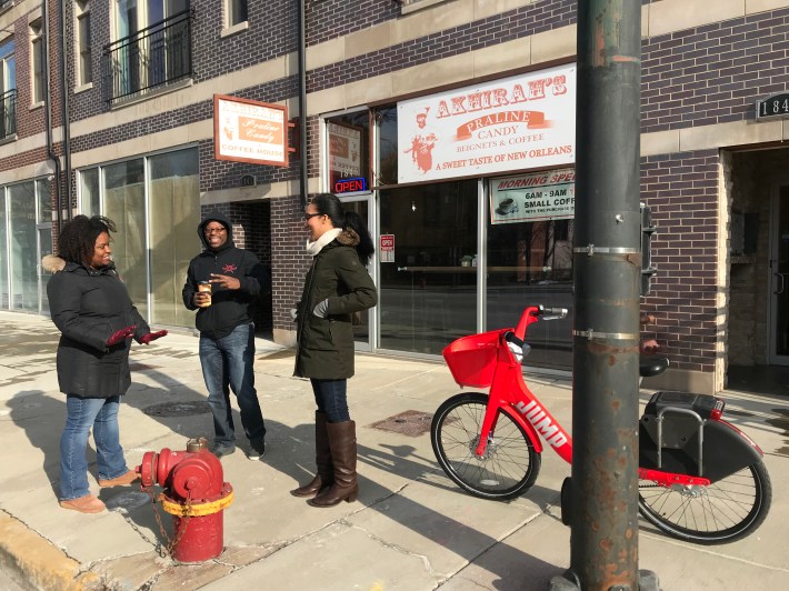 Oboi Reed discusses the Jump bikes with digital marketer Brigitte Anderson (left) and attorney Kristen Smith. Photo: John Greenfield