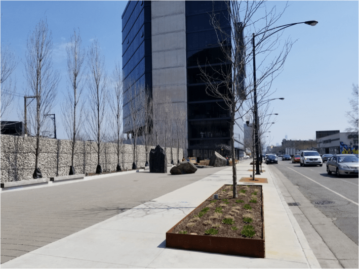 The plaza’s wasted northern half, on left. At the base of the southern tower, on right, there is cafe seating and a fire installation. Photo: Borna Koshand