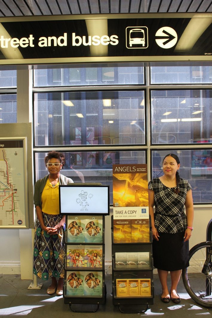 Jehovah's Witnesses at the Roosevelt station. Photo: Chicago Special Metropolitan Witnessing