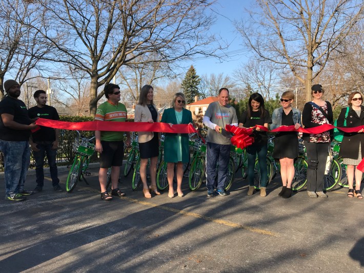 O'Shea cuts the ribbon. LimeBike Chicago manager Jessie Lucci is to his left. Photo: John Greenfield