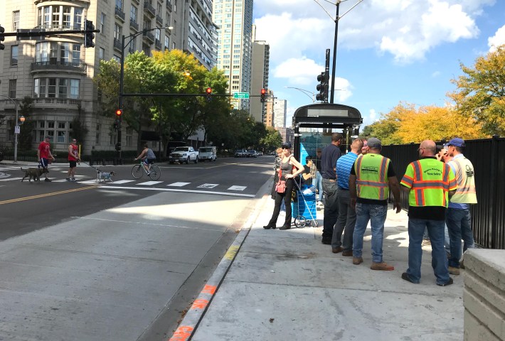 A new fence has been added behind the bus stop at Roscoe/LSD. Photo: John Greenfield