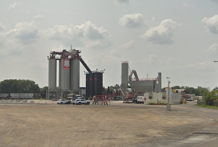 The new MAT asphalt plant is located just south of McKinley Park and the Pershing Road bike lane. Image: Google Street View