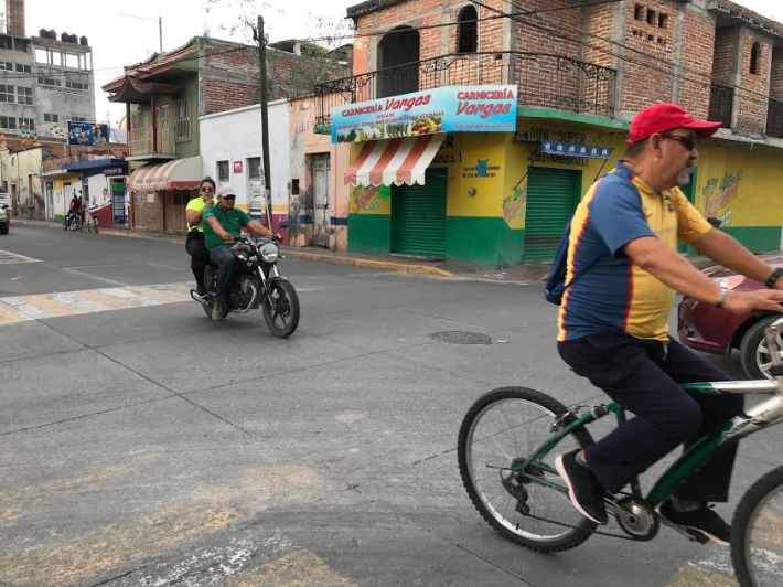 Motorcycle riders and cyclist in Tanhuato. Photo: John Greenfield