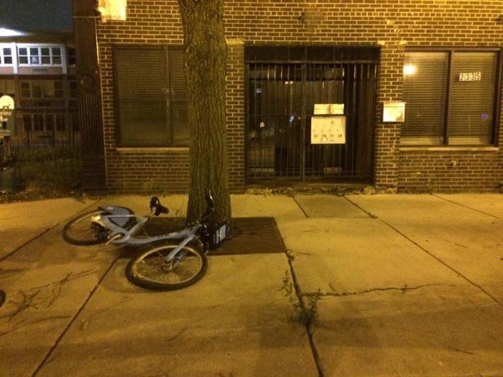 A Divvy with a bent wheel abandoned near Lake Street and Western Avenue. Photo: Juan Dominguez
