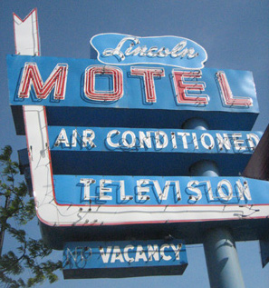 Sign for the Lincoln Motel on Lincoln Avenue. Photo: Andrew Huff, Gaper's Block
