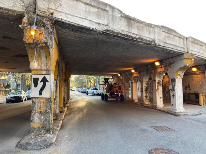 A crumbling Red Line viaduct in Rogers Park. Photo: John Greenfield