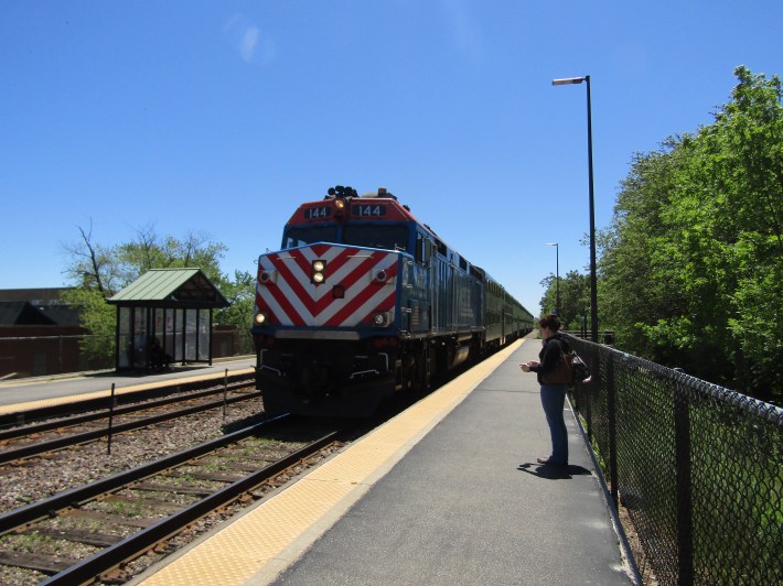 A Union Pacific North line outbound train arrives at Rogers Park station. Photo: Igor Studenkov