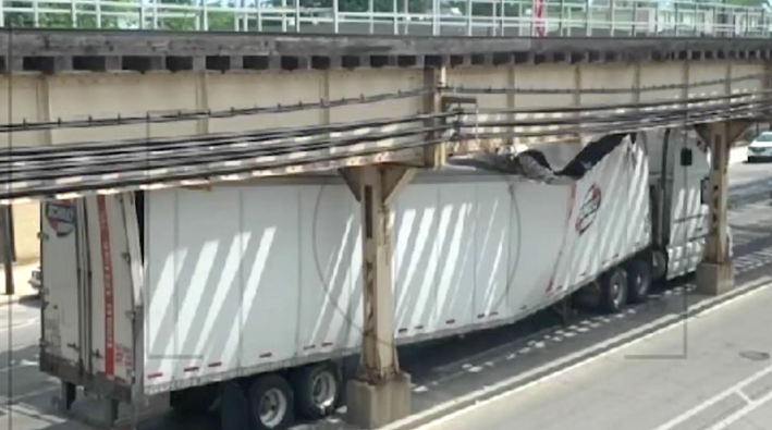 A truck caught under the Lake Street 'L' tracks. Image: NBC