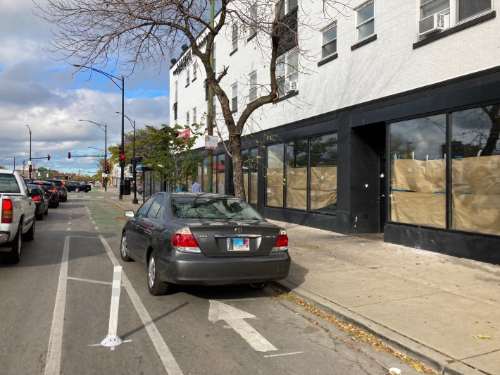 A curbside protected bike lane delineated with plastic poles on Clark Street in Chicago's Edgewater neighborhood. Photo: John Greenfield