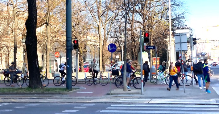 Rush hour traffic on a boulevard bike lane in Vienna. Photo: John Greenfield