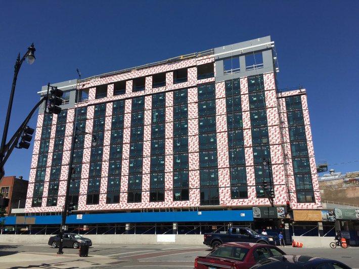 A new TOD rises at 4611 N. Broadway in Uptown, across the street from the Wilson 'L' station. Photo: Building Up Chicago