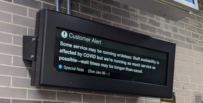 A customer alert about CTA delays at an ‘L’ station. Photo: Ruth Rosas
