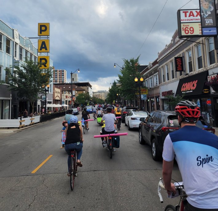 A Bike Jam ride on Broadway in Lakeview. Photo: Chicago, Bike Grid Now!