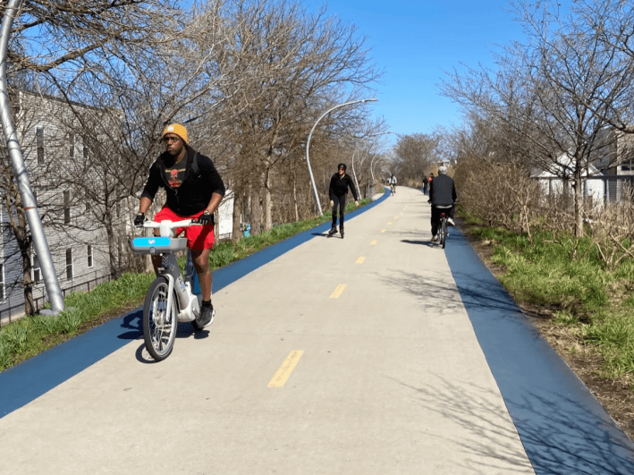 Usando una de las bicicletas eléctricas grises más nuevas en el Bloomingdale Trail, también conocido como el 606, el abril pasado, cuando no había una tarifa por minuto para los miembros que las usaban el oeste de Western. Foto: John Greenfield