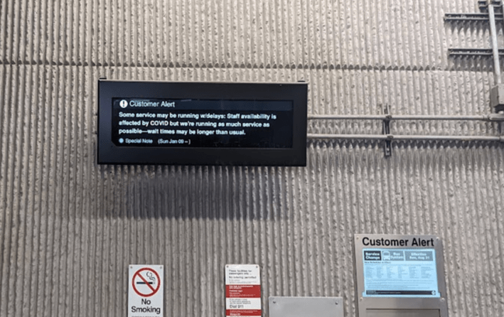 Alerta al cliente en la estación 35th/Archer Orange Line, agosto de 2022. Foto: Ruth Rosas