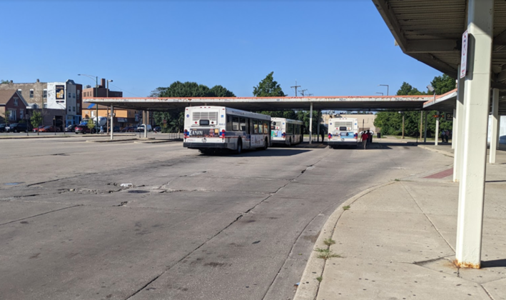 Autobuses en la estación 35th/Archer Orange Line. Foto: Ruth Rosas