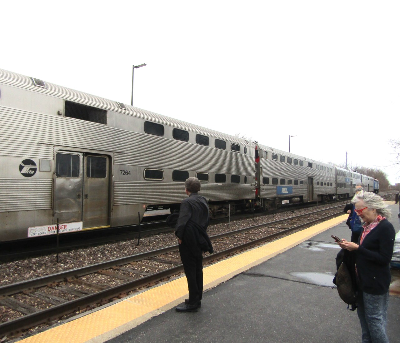 An outbound Union Pacific North train at the Rogers Park station. Photo: Igor Studenkov