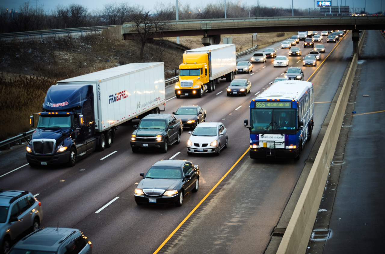 A Pace Route 855 bus rides on the shoulder of the Stevenson Expressway. Photo: Pace
