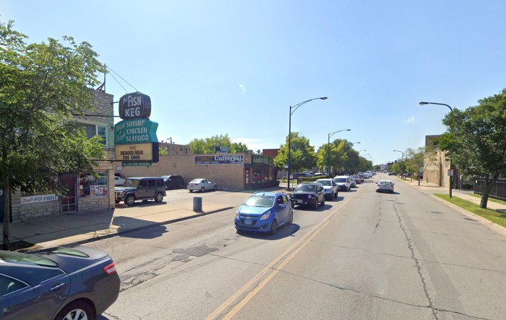 Howard west of Ridge has two travel lanes, and curbside parking is only allowed sporadically on the south (Chicago) side of the street. Image: Google Maps