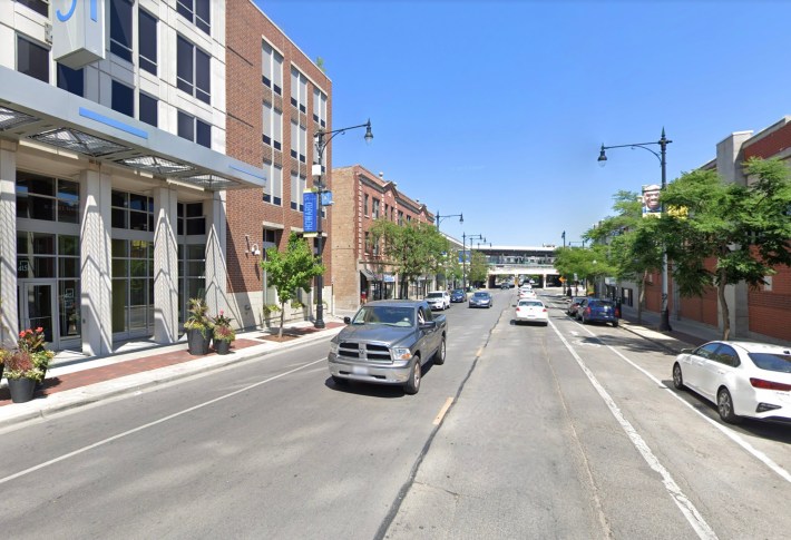 Howard east of Ridge has two travel lanes plus parking lanes, and the short stretch between Ridge and Paulina has paint-only door-zone bike lanes. Image: Google Maps