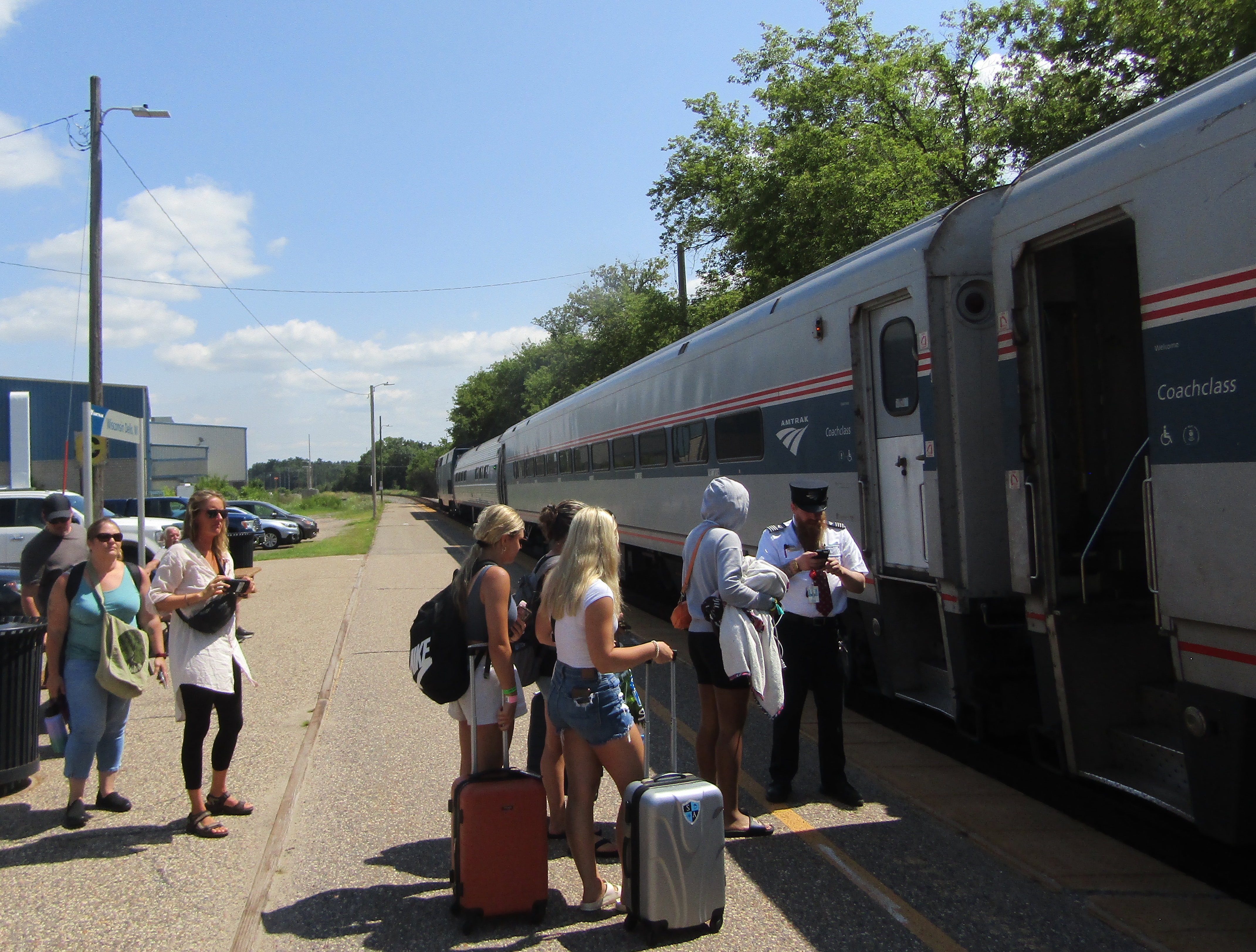 photo of Amtrak’s New Chicago-Twin Cities Service Saw Strong Ridership in its First Month image